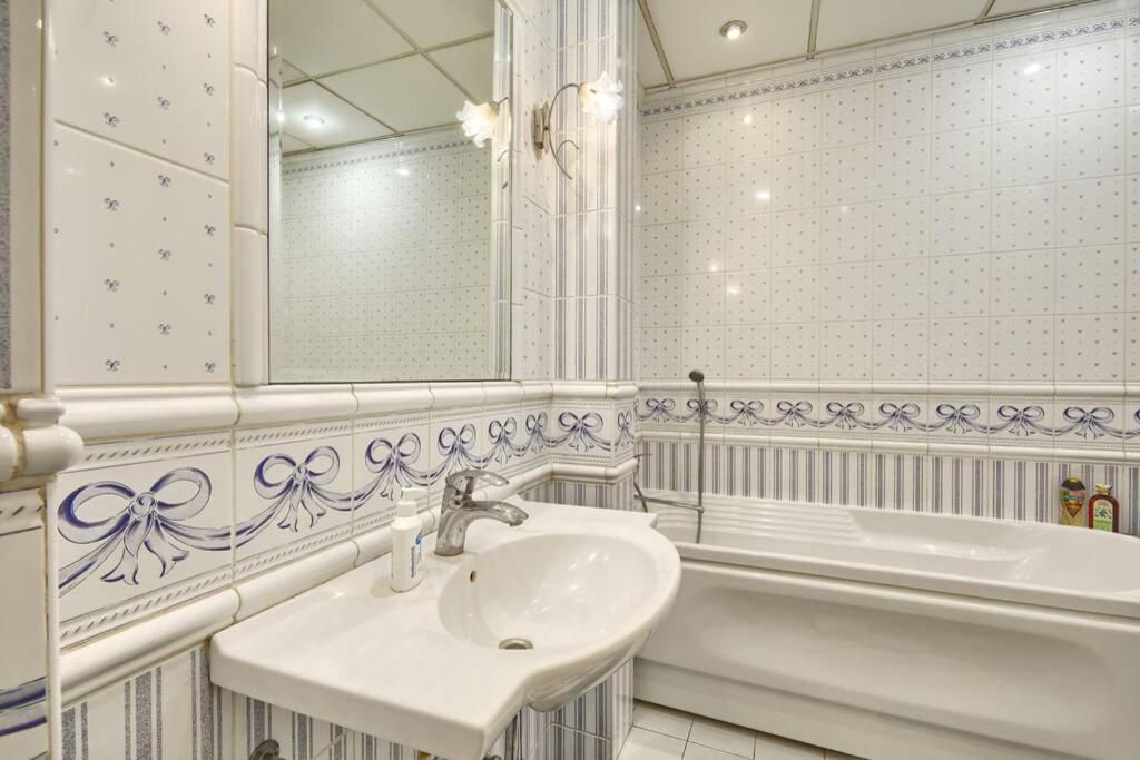 Apartment Near Bessarabsky Square Kiev Bagian luar foto